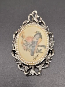 Vintage handbemalte Brosche Anstecknadel Anhänger Vogel Rotkehlchen Halskette signiert dtp - Bild 1 von 5