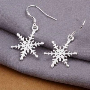 Pretty New Silver Plated Snowflake Charm Hook Dangle Drop Earrings - Bild 1 von 6