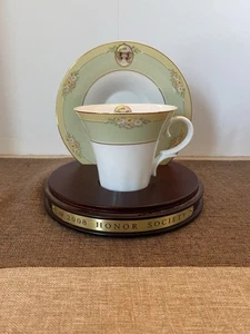 Taza de té y platillo conmemorativos Avon 2008 Honor Society Mrs PFE - Imagen 1 de 9