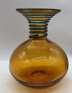 Blenko 2006 Bernstein mundgeblasene Glasvase mit blauem Wirbel — SIGNIERT & GESTEMPELT - Bild 1 von 6