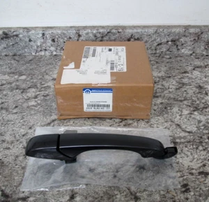 New Genuine OEM 2014-2017 Mopar XU80LAUAG Grey Jeep Right Exterior Door Handle - Picture 1 of 4