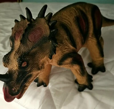 De colección Carnotaurus Disney Dinoland Animal Kingdom Peluche Látex Goma Stegosauraus  Foto 1 de 4