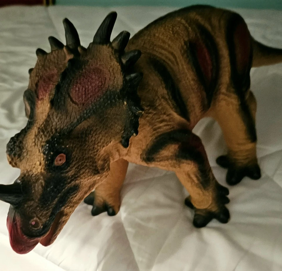 De colección Carnotaurus Disney Dinoland Animal Kingdom Peluche Látex Goma Stegosauraus  Foto 1 de 4