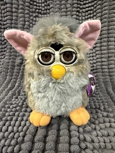 Furby -Tiger Vintage - Pelliccia Grigio/Marrone - Etichette Attaccate - Testata e Funzionante - Foto 1 di 12