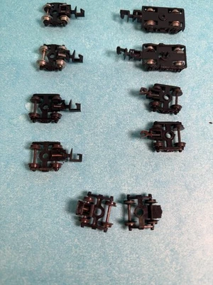 N Scale 4 Pairs Wheels/Trucks And Couplers Plus 1 Pair Trucks/Wheels wo Couplers - Image 1 of 3