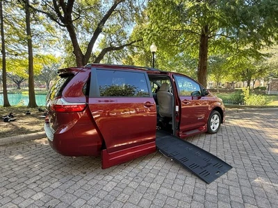 2018 Toyota Sienna Handicap van wheelchair accessible ONLY 7k miles !! Wow - Изображение 1 из 4