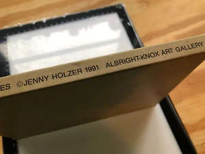 JENNY HOLZER 1991 "Survival Series" 12 lápices con texto artístico Albright-Knox - Imagen 1 de 14