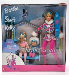 NrfB Skiing Vacation Sisters 3-Doll Set: Barbie + Kelly + Stacie / Mattel 29347 - Imagen 1 de 9