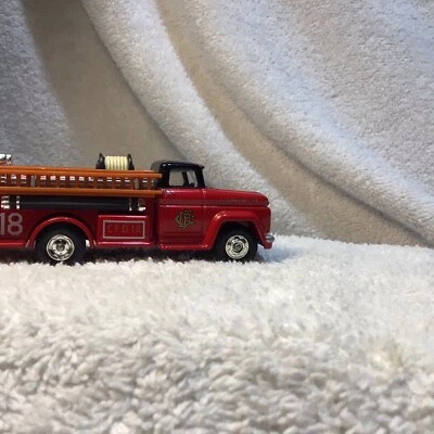 MOTOR DE BOMBEROS 4” CORGI GMC - MOTOR 18 DEPARTAMENTO DE BOMBEROS DE CHICAGO  Foto 1 de 4