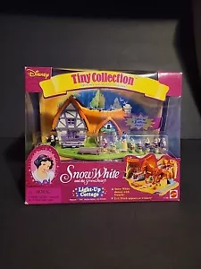 Neu 1995 Disney Schneewittchen und die sieben Zwerge kleine Kollektion beleuchtetes Landhaus - Bild 1 von 17