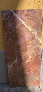 Rotgemaserte Marmorplatte 136,5 cm x 60 cm