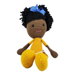 Handgefertigte Puppe gehäkelt schwarz Afroamerikaner gelb Kleid Schleife lang Schlapp 26" - Bild 1 von 9