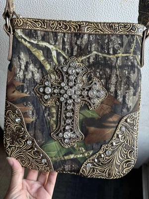 Bandolera de cristal de camuflaje y tachuelas nueva sin etiquetas 9,5" x 8,75" correa larga ajustada también Foto 1 de 4