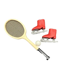 Racchetta da tennis vintage 1963 Barbie moda PISTA e CORTILE Pak pattini da ghiaccio rossi - Foto 1 di 8