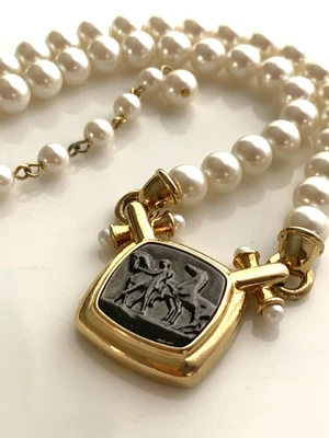 A Very Beautiful MARVELLA designer signed INTAGLIO Horse Bit Pearls NECKLACE - Image 1 of 4