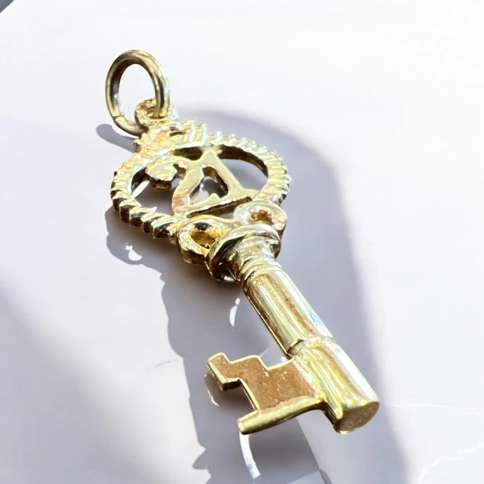 Oro amarillo de 9 quilates. Colgante de hito. Foto 1 de 2