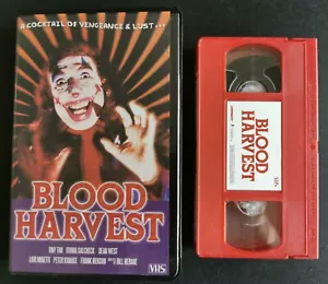 Blood Harvest, VHS, NTSC, Vinegar Syndrome, Limited to 100, Red Cassette, New - Foto 1 di 2