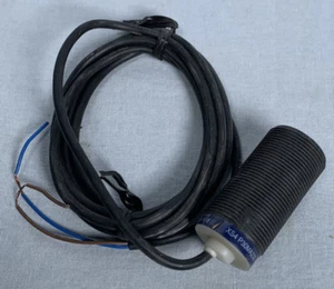 Telemecanique Sensor XS4 P30MA230 Induktiver Sensor, 240 VAC, 300 mA - Bild 1 von 3