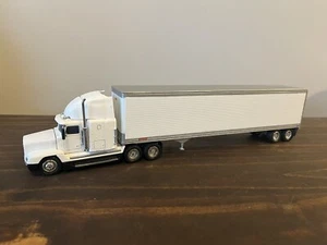 Tonkin Freightliner Diecast Modal F8544 1:53 Tractor Trailer Diecast - Picture 1 of 8