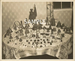 UNGEWÖHNLICHE 1952 8x10 VINTAGE STILLLEBEN - GLOCKENSAMMLUNG "ALICE'S BELLS" SEHR SCHÖN - Bild 1 von 2
