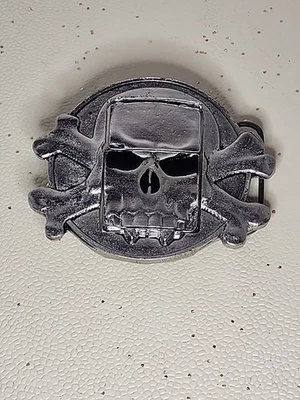 Encendedor de calavera vintage con hebilla de cinturón de HeavyMetalBuckles Foto 1 de 4