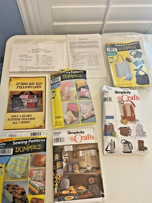 Lot of 8 Sewing Patterns fleece blankets purses bags pillows kitchen mix Vtg - Image 1 of 4