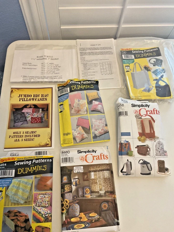 Lot of 8 Sewing Patterns fleece blankets purses bags pillows kitchen mix Vtg - Image 1 of 4