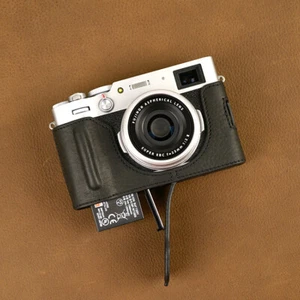 Media funda de cuero real genuino hecha a mano para FUJIFILM X100V con puerta de apertura - Imagen 1 de 5