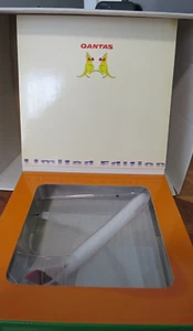 1/400 BLUE BOX QANTAS AUSTRALIA BOEING B747-200 PLANE BOXING KANGAROO - Foto 1 di 6