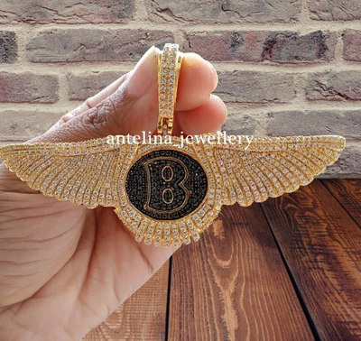 Colgante Bentley "B" volador diamante simulado de 3 quilates enchapado en oro amarillo de 14 quilates para hombre Foto 1 de 4