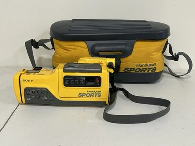 Sony CCD-SP7 Handycam Sports Video 8 Camcorder Video Camera & Bag AS-IS PARTS - Image 1 of 4