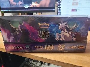 Pokémon JCC Calyrex Liga Vmax Mazo de Batalla Estuche SELLADO 6 CAJAS - Imagen 1 de 1