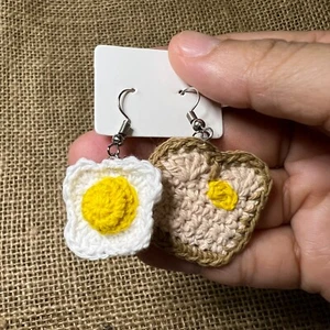 DESIGNIERTE SPIEGELEI BROT KUNST OHRRINGE HANDARBEIT GEHÄKELT THEMA SOMMER REISE PARTY - Bild 1 von 5