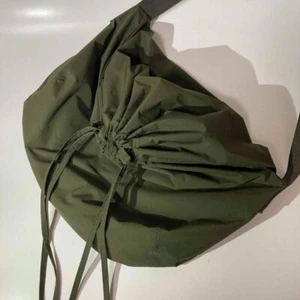 Borsa a tracolla UNIQLO U Giappone cordino 2022 verde oliva unisex - Foto 1 di 6