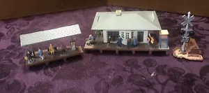 Plasticville USA HO Scale Suburban Station And Platform heavily Detailed - Picture 1 of 8