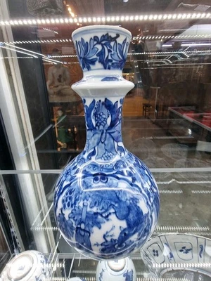 Jarrón chino azul y blanco con marca Kangxi Foto 1 de 4