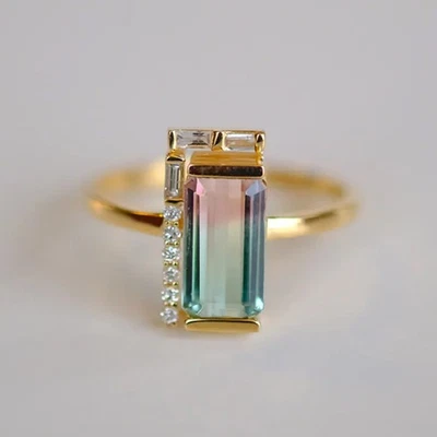 Anillo de compromiso de diamantes baguette y turmalina sandía corte esmeralda de oro de 14 k Foto 1 de 4