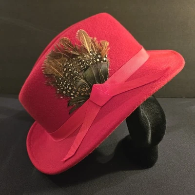 复古 50 年代/60 年代红色 Doeskin Fedora 毛毡帽带羽毛 100% 羊毛 Geo Bollman  — 第 1/4 张图片