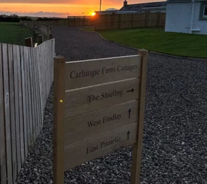 SOLID OAK DIRECTIONAL LADDER SIGN MULTI HOUSE NAME ENTRANCE ARROW ENGRAVED SIGN - Picture 1 of 3