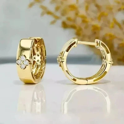 Pendientes de aro Huggie de diamantes creados en laboratorio para mujer enchapados en oro amarillo de 14 quilates corte redondo Foto 1 de 4