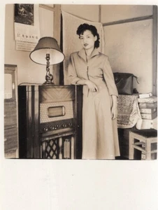 FRAU MIT ANTIKEM RADIO, JAPAN, VINTAGE 3 X 3 SCHNAPPSCHUSS, FOTO (AA663) - Bild 1 von 1