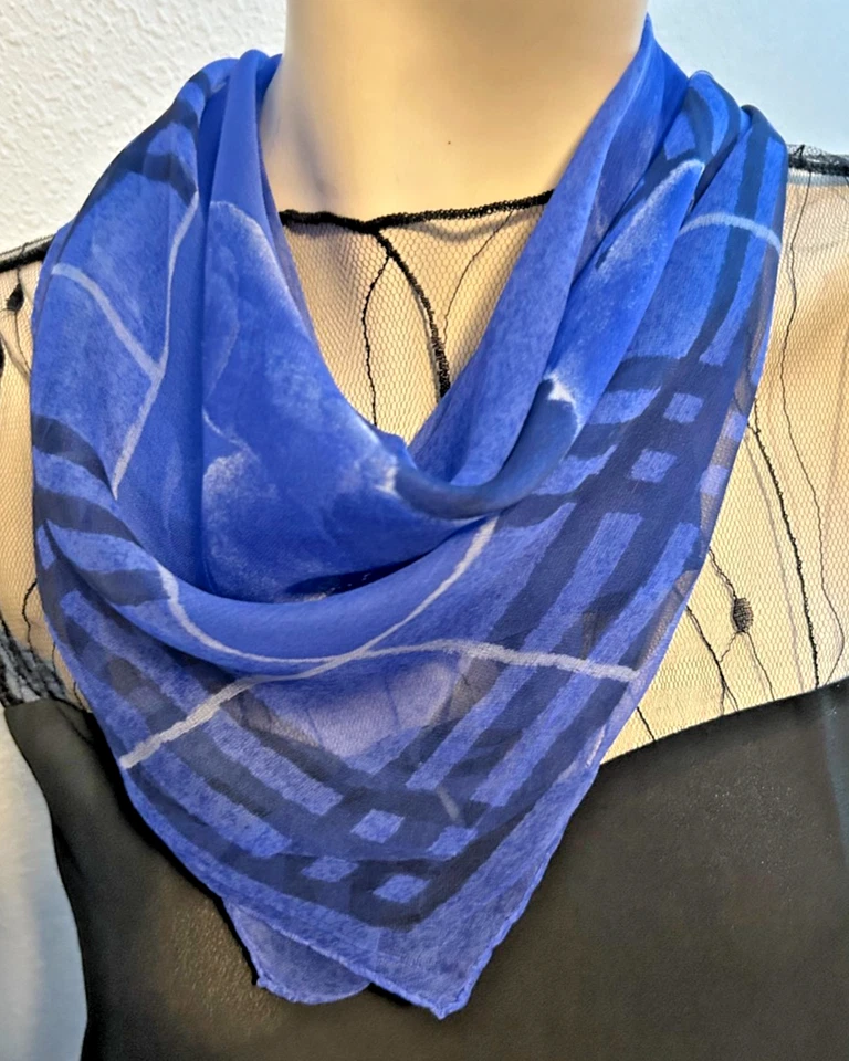 Cuadrado grande vintage 34x33 pulgadas azul, negro geo. Estampado - Seda - Burberry - VS-72 Foto 1 de 4