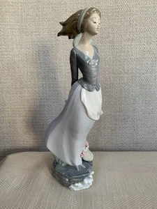 Vtg Lladro Daisa Figurine,14 3/8" T, Woman with Book in Hands/Basket of Flowers - Picture 1 of 9