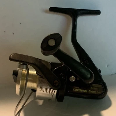 Carrete giratorio Abu Garcia Cardinal Black Max 3Lite, relación 5,4:1, mano L o R Foto 1 de 4