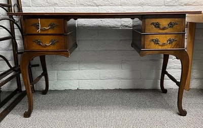 Escritorio antiguo francés de finales del siglo XIX con ojal para la rodilla Foto 1 de 4