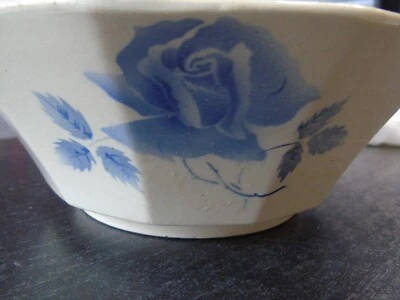 Ancien saladier 12 facettes Digoin Sarreguemines décor à la rose bleue - Photo 1/4