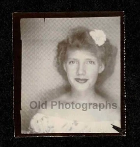 PHOTO BOOTH WOMAN FLOWER HAIR SEXY OFF SHOULDERS BLOUSE OLD/VINTAGE PHOTO- G501 - Picture 1 of 1