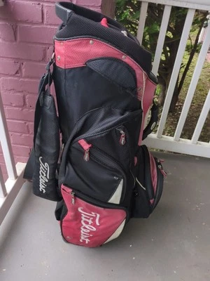 Carro de golf Titleist de 14 vías bolsa ligera roja y negra con cubierta para lluvia  Foto 1 de 4