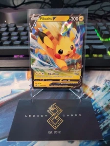 Pikachu V SWSH285 - SWSH: Pikachu VMAX Premium Collection - Pokémon TCG (NM) - Foto 1 di 1