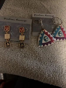 Konvolut zwei modische Ohrringe für Ohrlöcher - Bild 1 von 1